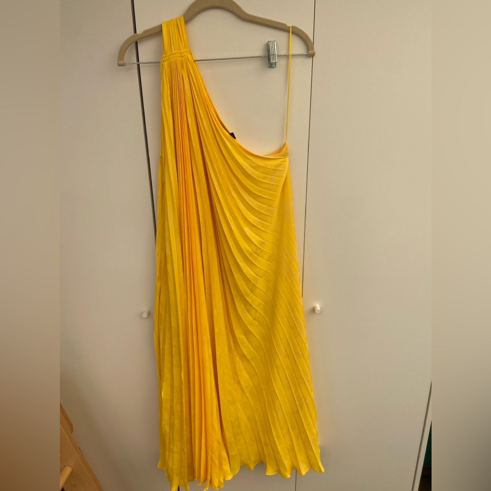 Yellow Banana Republic Size Small Women’s One Shoulder Pleated Dress.